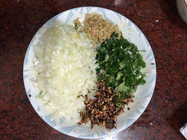 洋蔥切碎
蔥切花
薑切末
香菇切碎