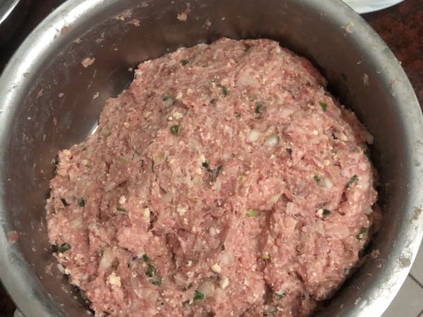 攪勻加摔打
絞肉可以再剁，增加黏性