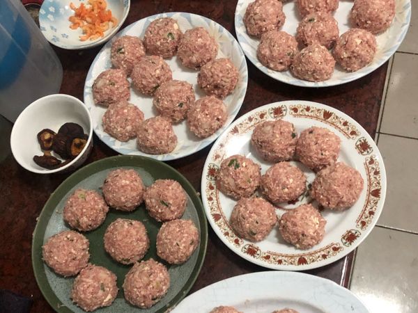 取適量拍成球狀