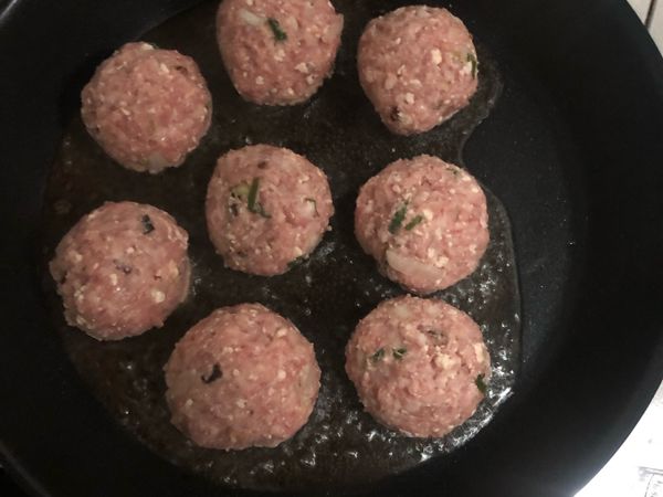 可用半煎炸
或起油鍋
外觀尚未定型前，小心翻動