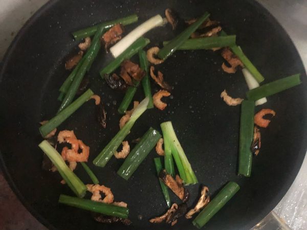 鍋熱煸香蔥段，香菇，蝦仁