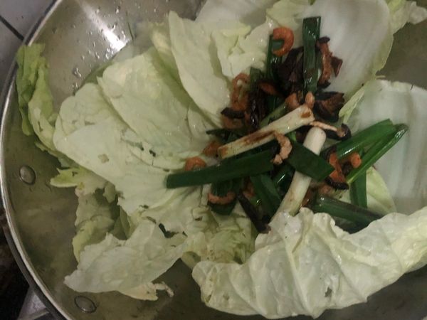 取幾片白菜鋪底
倒入煸香材料