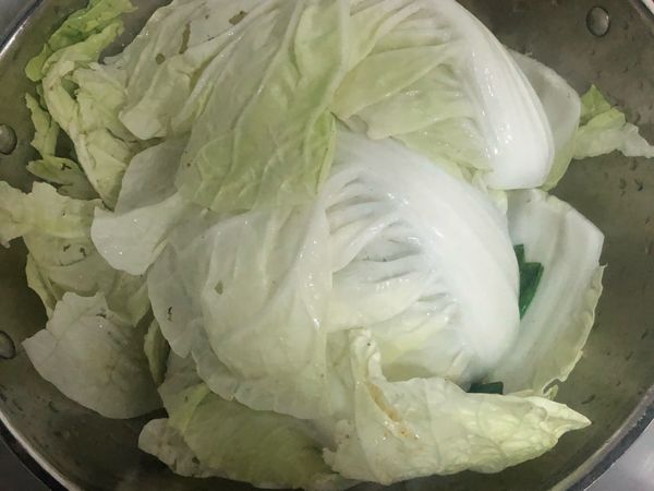 用幾片大片的白菜蓋住
加入200cc的高湯蓋鍋蓋燉煮