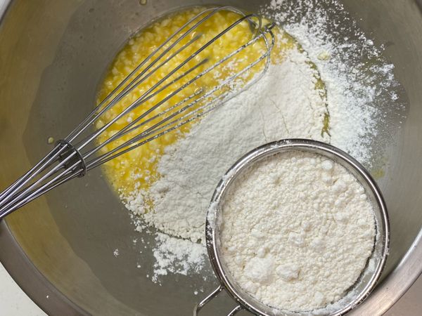 無鹽奶油+雞蛋攪拌後分批加入鬆餅粉