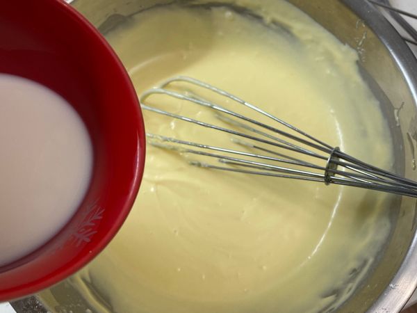 分批加入鬆餅及牛奶攪拌