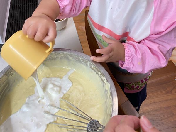 再斟酌鬆餅粉的稠度，太黏要再加牛奶攪拌