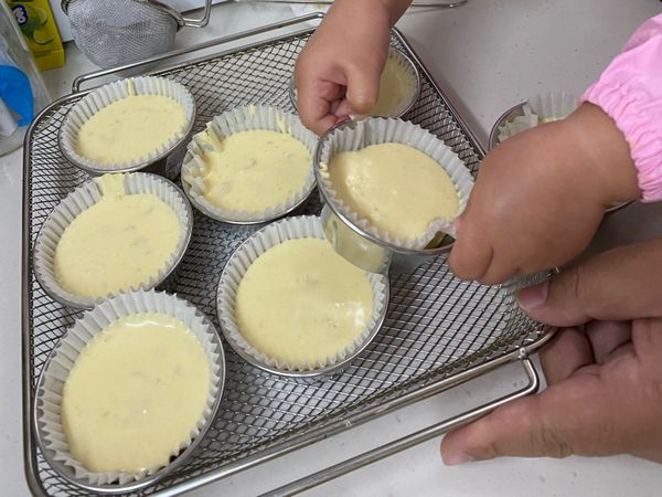 倒入模具後敲敲敲