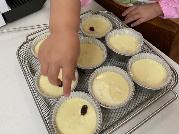 放上葡萄乾或蔓越莓點綴