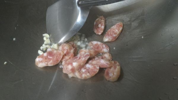 香腸片入油鍋煎香