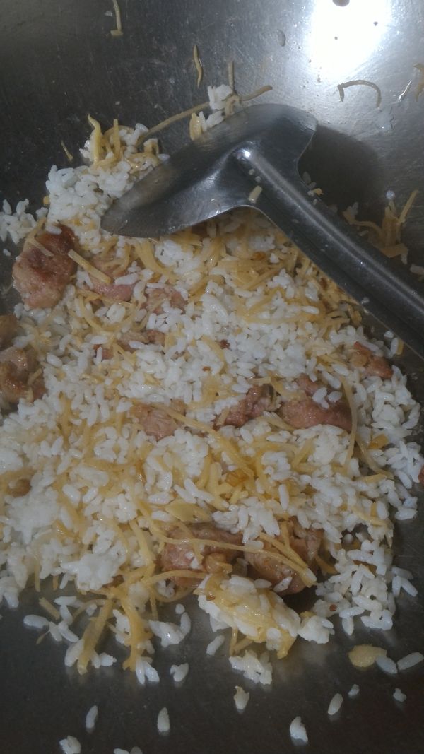 白飯入鍋，連同材料，以鹽，味精調味料拌均