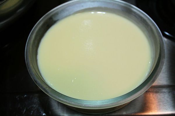 豆漿煮好後濾出黃豆渣趁溫熱的時候加入泡軟的吉利丁片(吉利丁片要先泡冰水約3～5分鐘泡軟後把水分擠乾再加到溫熱的豆漿裡)攪拌至溶化.....再把豆漿上層的泡泡稍微撈掉這樣豆花表面會比較漂亮!!放冰箱冷藏約4～6個小時即可