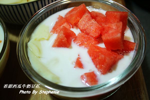 西瓜豆花的做法就是把芒果換成西瓜就可以了~!也可以吃古早味的純豆花+糖水喔