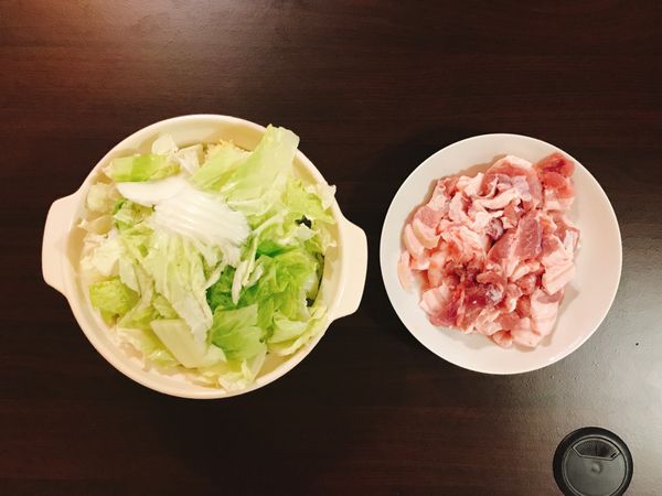 1. 白菜剝開洗淨切塊備著 / 五花肉可以先用鹽巴、白胡椒粉醃製20分鐘（這個步驟可省略）。