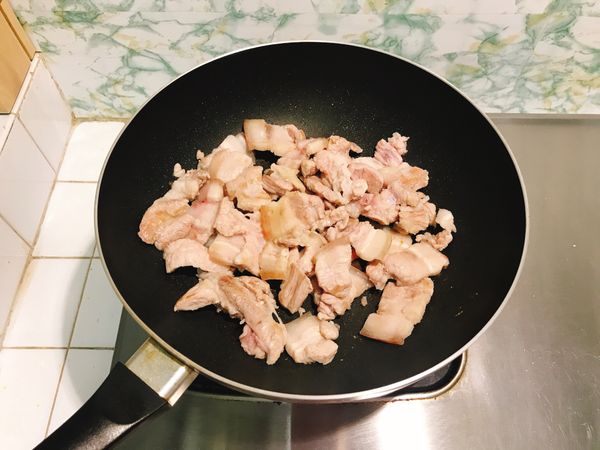 2. 準備一個鍋子倒入一點點的油，倒入豬肉偏炒至表皮金黃色後起鍋備著。