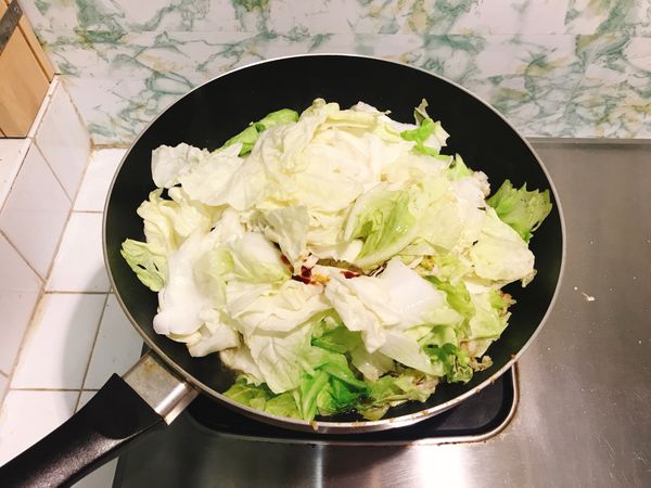 3. 上鍋繼續使用，再倒些許的油，將蒜丁偏香後，再下白菜偏炒。