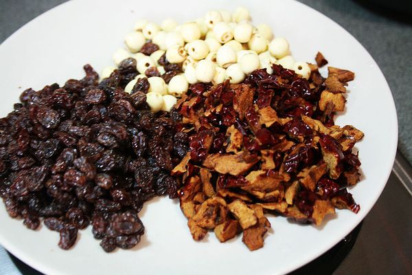 紅豆&amp;糯米洗淨泡水約8個小時!紅棗約泡水20分鐘~
乾蓮子洗淨就好不泡水!