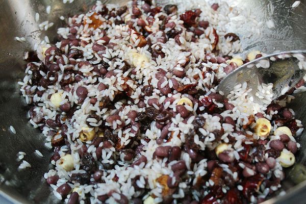 把紅豆加入適量的水放進電鍋裡煮約半小時～把紅豆撈出～湯可以加點糖放進冰箱裡當甜湯喝!把紅棗去籽切小塊備用～再把紅豆跟糯米,紅棗,蓮子,葡萄乾加入適量的砂糖一起拌勻(砂糖量可以加少許就好要吃時再淋上楓糖～或者糖加剛好吃得時候不需額外再加糖)