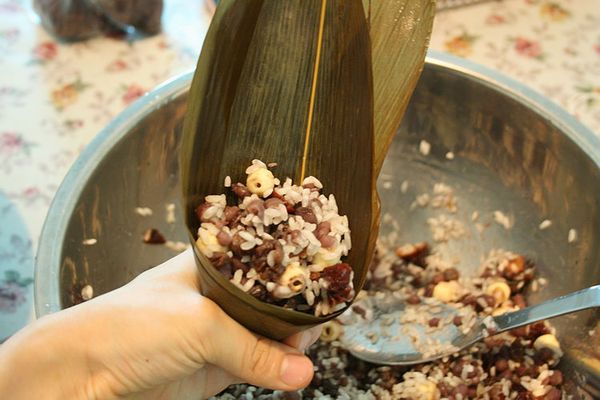 把拌好的料適量放進粽葉綁緊....(甜的我通常喜歡做份量較小～吃起來比較輕食量不會過多)煮一大鍋水水滾後大火煮約半小時轉中火續煮1個小時就完成了～粽子放涼後冰在冰箱下層吃得時候冰冰吃口感很好很Q!