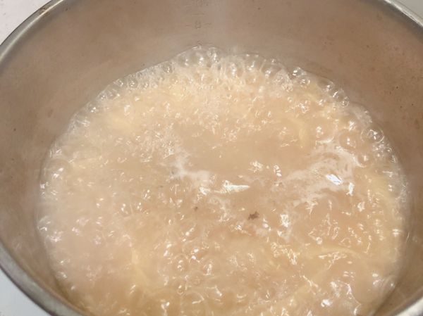 沸水煮義大利麵，加3大匙鹽和1大匙油

發現⚠️
用煮完肉的肉湯煮麵，本身含有豬油，更香