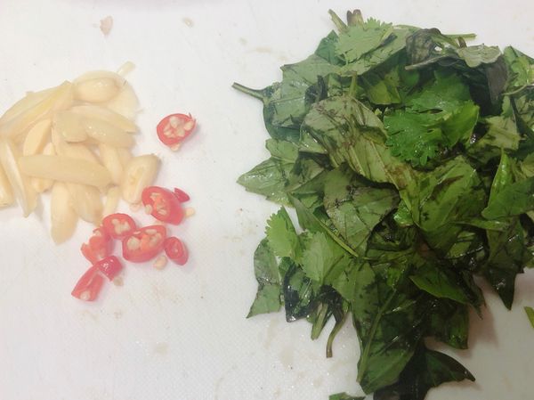 大蒜切片、辣椒切段、九層塔混香菜用手撥碎

發現⚠️
九層塔和香菜用手撥比較不會把葉汁浪費地殘留在刀和沾板上