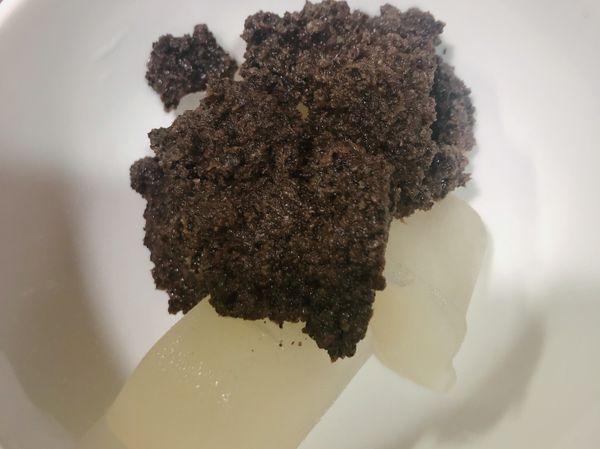 挖三、四大匙松露醬和雞湯塊一起備用

發現⚠️
之前熬好的雞湯放冰塊盒，滿好保存、隨時想用可以拿幾塊用