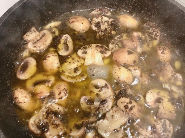 下雞湯塊至融化、松露醬攪勻，
補一點橄欖油
蓋上鍋蓋悶2分鐘