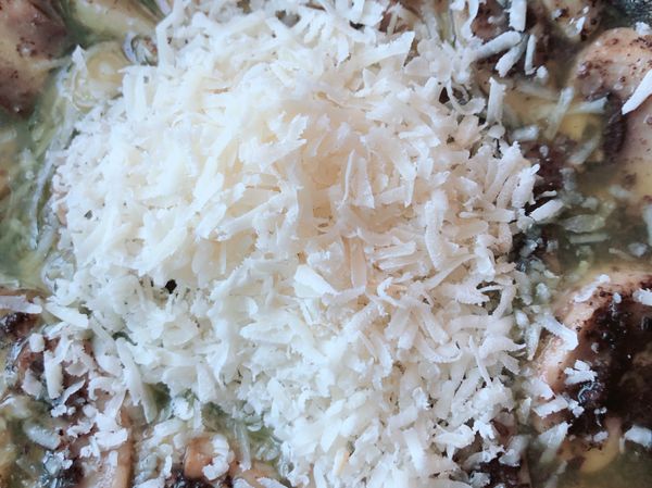 下帕瑪森起司粉攪勻、加鹽試吃調味，
鹹度要再鹹一點點，因為待會要下200g的鮮奶油