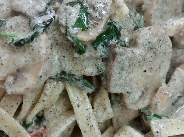 小火下九層塔和鮮奶油拌勻
再下麵混合後大火稍微拌個十下
就可以盛盤了

發現⚠️
鮮奶油不能過熱，詹姆士說會油水分離、整鍋變的油油的