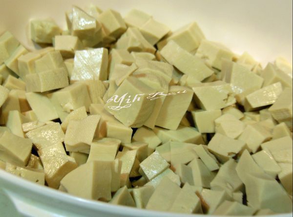 素雞切小丁
拌入[調味料].放入冰箱冰等待入味.