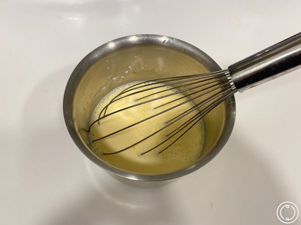 蛋黃打均，加入已冷卻鮮奶，最後加入兩滴雲呢拿香油。