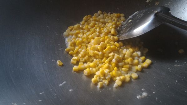 玉米粒以調味料拌炒