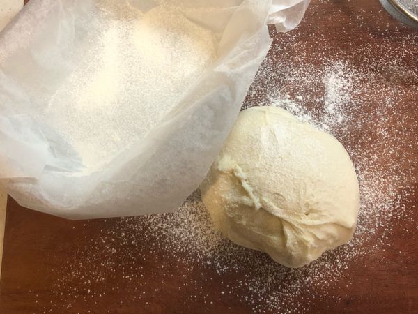 翻折第三次後，最後鬆弛30分鐘。
將工作檯面及麵糰上撒上麵粉防沾，將麵糰倒出，用刮板將麵糰收圓。
注意手法要輕柔，避免破壞麵糰中的氣泡。