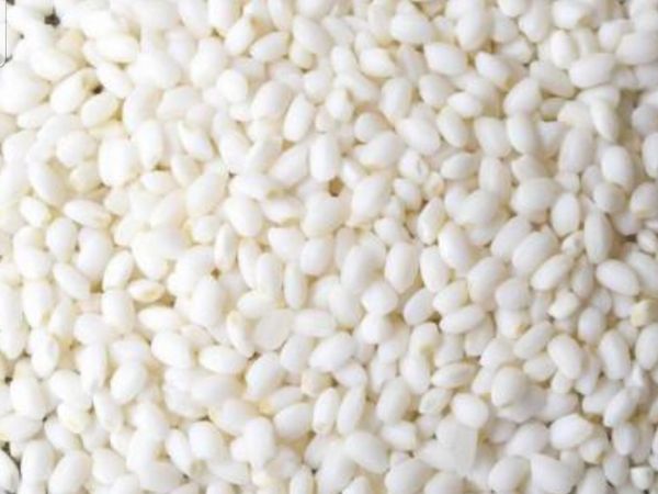 圓糯米600g 約當四杯，洗淨，放2-3杯的水，至電鍋蒸熟後，拌一下放涼。