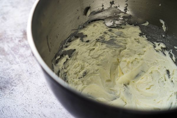 黃油室溫軟化後，打發至發白後加入糖粉和鹽，先低速打發，然後高速打發成羽絮狀；