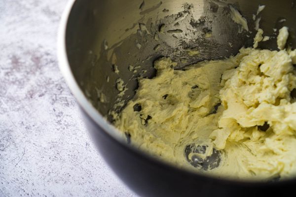 分次加入雞蛋後，繼續高速打發成雪花膏狀，這樣就打發好了，不要過度打發成油水分離的狀態；