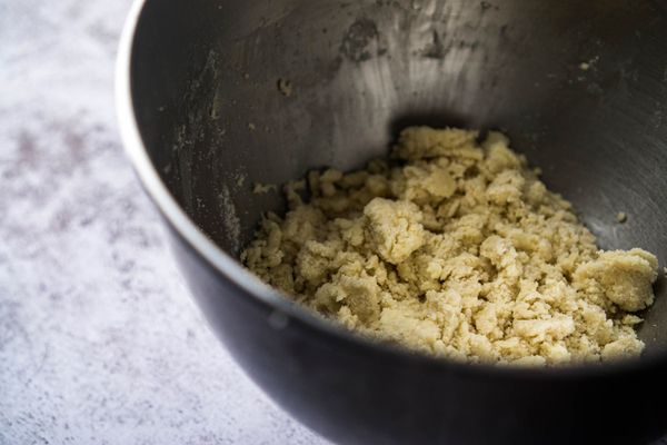 加入底筋麵粉和杏仁粉，翻拌到沒有乾粉就可以了；