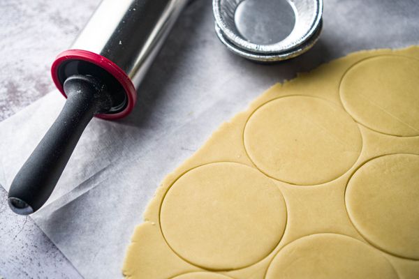 用圓形的模具按出一塊一塊的撻皮；