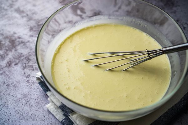 加入淡奶油，也是輕輕攪拌均勻；