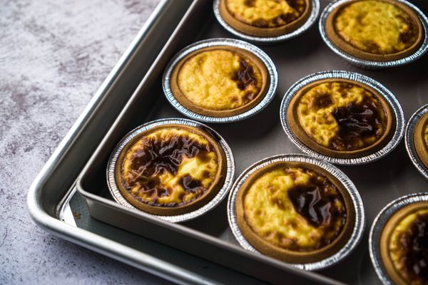 小心翼翼送進預熱好的烤箱下層，我沒有開熱風模式，就是普通的烘烤模式。烤20-22分鐘，最後的5分鐘要注意觀察，不要烤過了>.< 這樣就完成好好吃的曲奇皮葡撻啦。