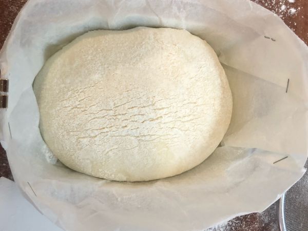 烘焙紙（或發酵布）上撒上麵粉，將麵糰放置於烘焙紙中，發酵60-90分鐘。
因為想要麵包烤出來的形狀比較圓一些，所以用釘書針將烘焙紙周圍固定。
如果不固定的話，麵包的形狀會稍微扁平一些，但不影響口感。