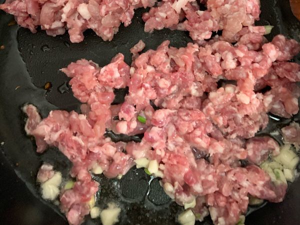 加入蒜末、絞肉拌炒