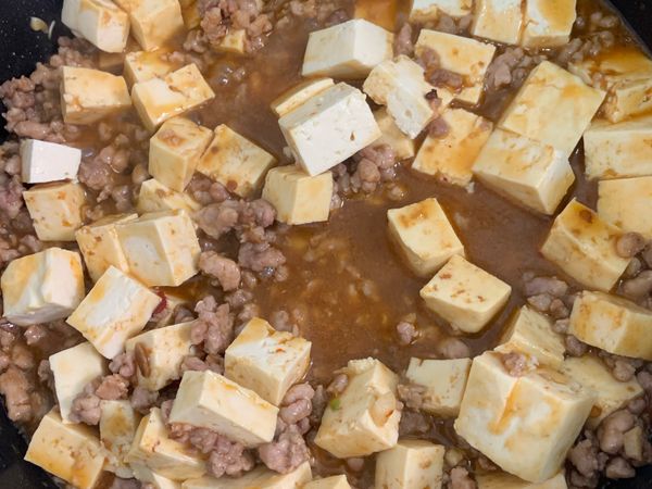 將調味料加入，並放入豆腐悶煮