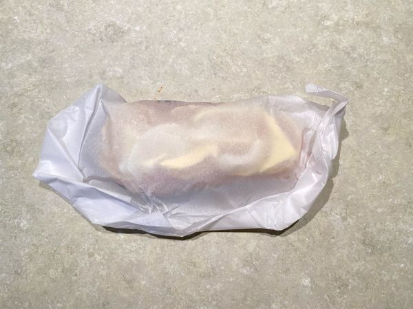 把烤紙三邊開口折起包起來成水餃狀
也可以把烤紙包成袋子的樣子 看自己方便
不要讓裡面液體會流出來就好