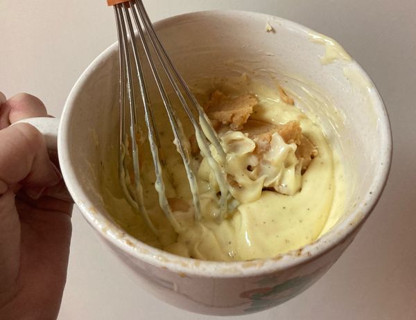 5. 趁烤大蒜時，把奶油打發成軟泥狀（缺少電動攪拌器，我偷懶用微波爐化了1/4奶油呈液狀，再用打蛋器快速攪拌；天冷奶油不久就變成糊了）

6. 加入味噌攪拌

7. 加入黑胡椒和巴西里（家裡沒有我就沒加）