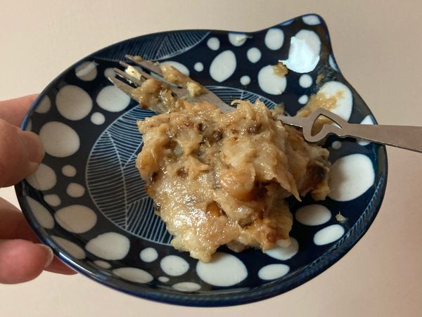 8. 大蒜烤好，叉出（或擠出，過程很療癒）並壓成泥
我把還看得見的橄欖油都刮到大蒜泥中一起壓泥，鋁箔紙攤平準備再利用

9.大蒜泥加入味噌奶油，一起攪拌均勻
自覺此時味道很奇妙⋯不會形容