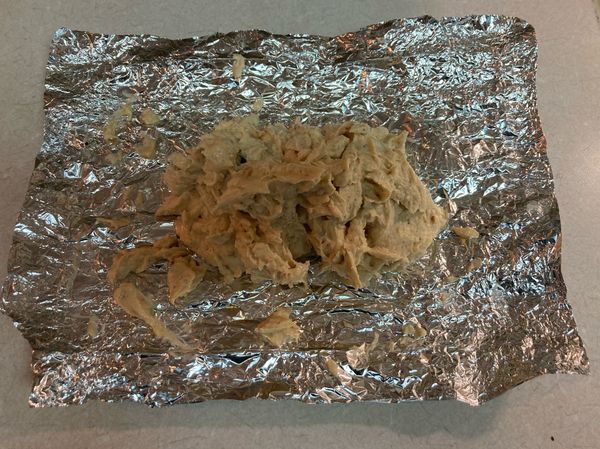 10. 把軟乎乎的大蒜味噌奶油泥倒到剛剛烤大蒜的鋁箔紙上，隨性但注意邊界，免得浪費（擠出來的我現場就舔吃了）