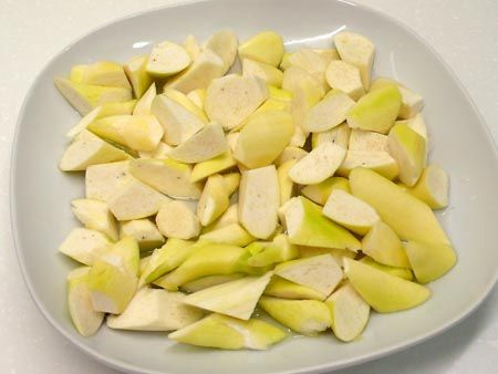 蝦米加水泡開擠乾備用，茭白筍切片