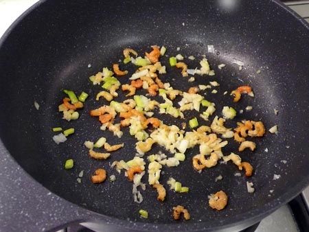 起油鍋小火順序炒香蝦米、大蒜、蔥花