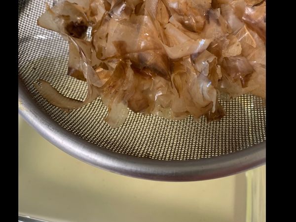 柴魚片全部浸濕後熄火，繼續浸泡約2分鐘，過濾柴魚片就完成自製柴魚汁。