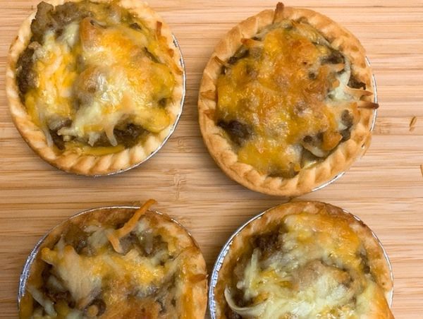 將咖哩牛肉末放入加熱過的塔皮，灑上起司後放入氣炸鍋。
180度，6分鐘後即可開鍋。
熱騰騰超簡單的咖哩牛肉塔讓滿室生香，大口咬下超滿足！